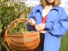 Auf der Wiese bumst sich das süße Mädel mit einem Maiskolben