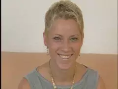 Geile Hure stopft ihre Pussy mit einem Sextoy